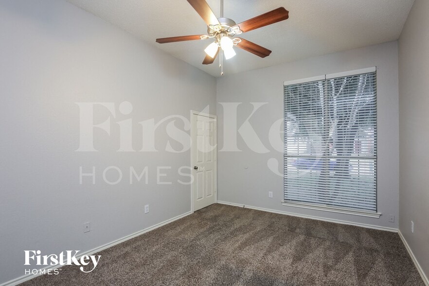 Building Photo - 136 Woodcreek Dr