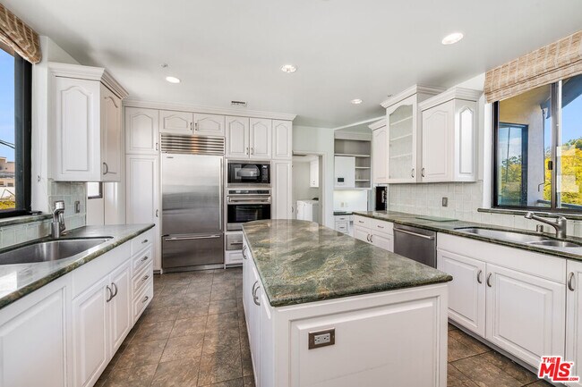 Building Photo - 450 N Maple Dr