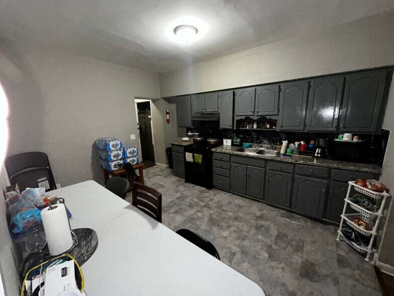 Building Photo - 626 Oak St