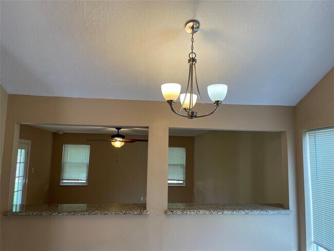 Building Photo - 1011 E Brompton Dr