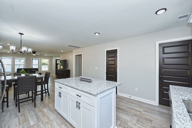 Building Photo - Like New and Move In Ready!