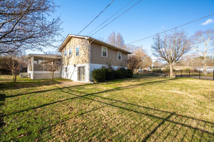 Building Photo - 85 Meadowdew Ln