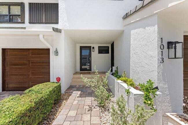 Building Photo - 1013 Bel Air Dr