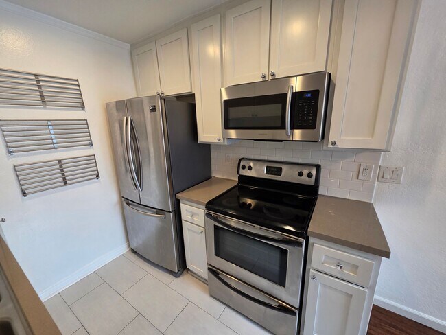 Building Photo - 1351 N Orange Dr