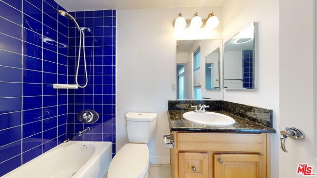 Building Photo - 11622 Oxnard St