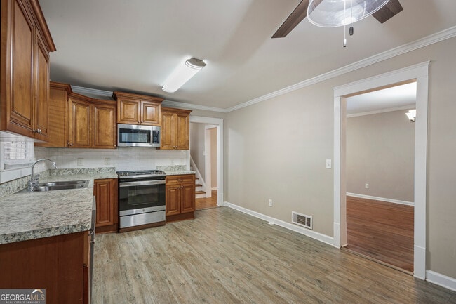 Building Photo - 3823 Kingswood Dr