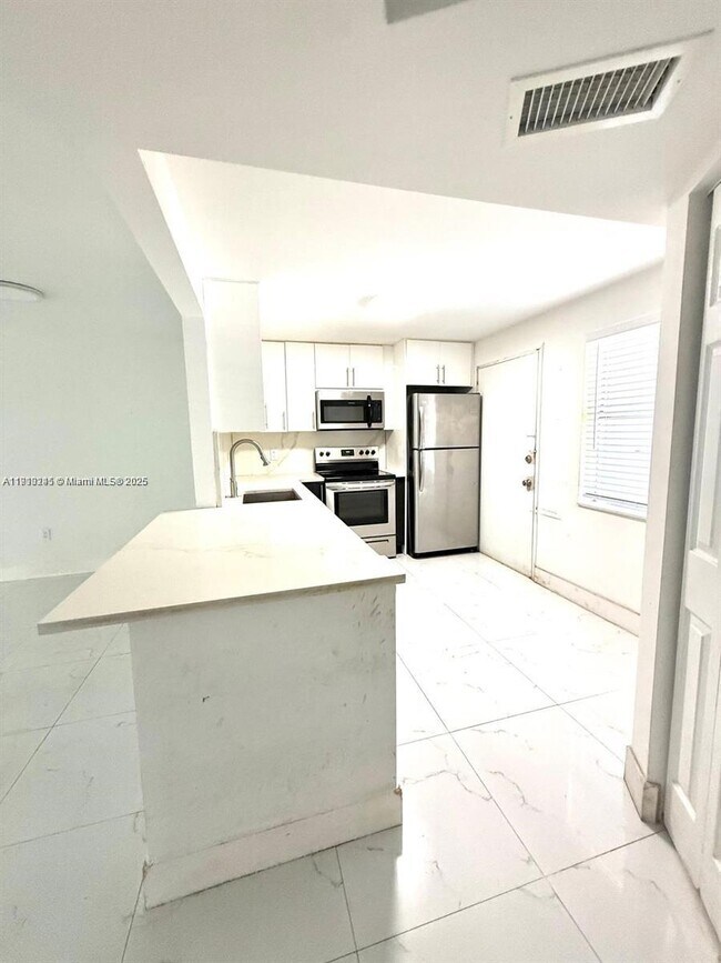 Building Photo - 1401 NE 191st St