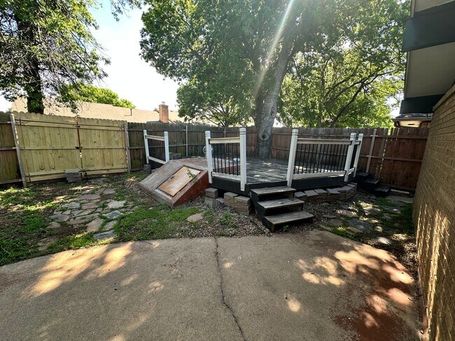 Building Photo - FOR RENT: Charming 3-Bedroom, 2-Bath Home in Yukon! - Move In Deposit-Free! (If Qualified)