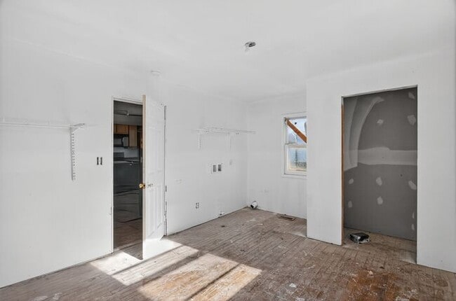 Building Photo - 2405 W 10th St