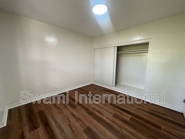 Building Photo - 622 1/2 E 97th