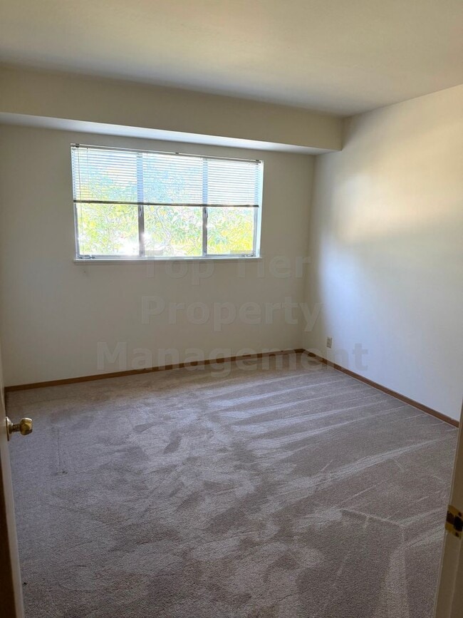 Building Photo - 2827 San Carlos Dr
