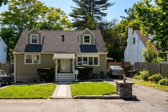 Building Photo - 13 Cedarwood Dr