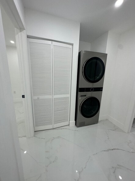 Building Photo - 2175 NE 170th St