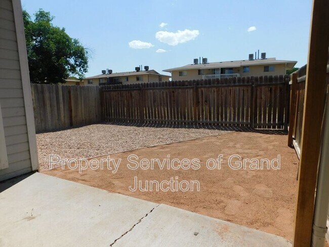 Building Photo - 493 Green Acres St