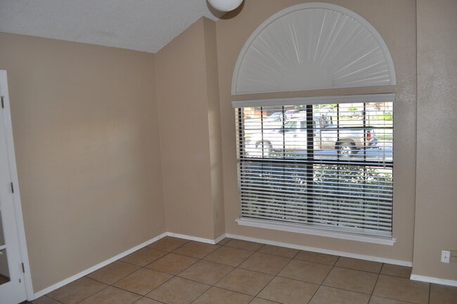 Building Photo - 2906 Kingswood Dr