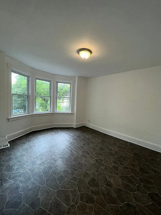 Building Photo - 19 E Ingham Ave