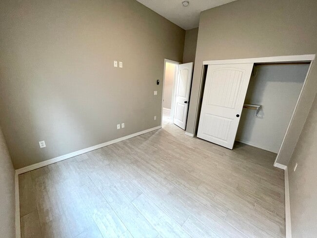 Building Photo - Beautiful 3 Bedroom Home on Desert Lakes Golf Course!