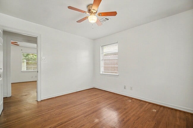Building Photo - 2121 Hickory Ln