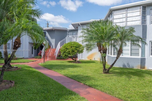 Building Photo - 1651 NE Miami Gardens Dr