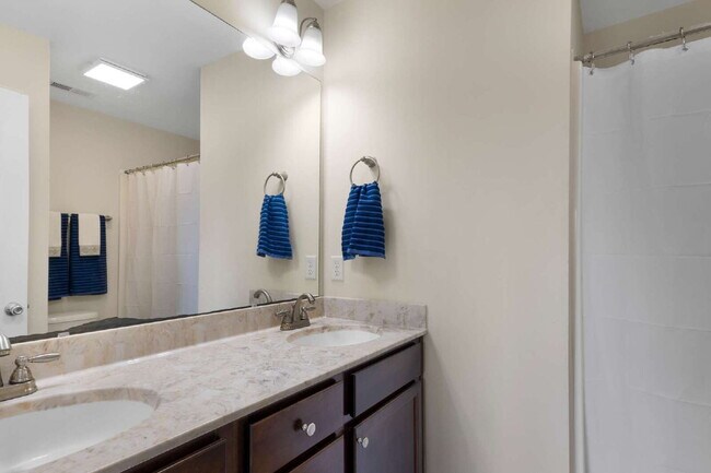 Building Photo - Coastal Comfort Awaits: Spacious 3-Bed, 3-Bath Townhouse in Surf City!