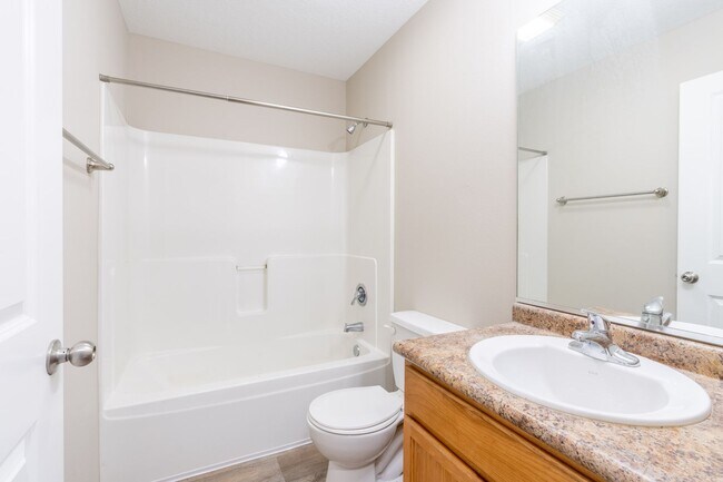 Building Photo - 2 Bedroom 2 Bathroom Town House - Interior Unit