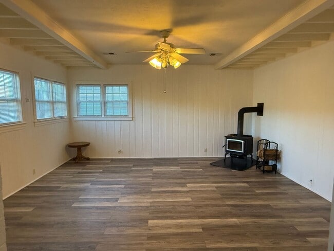 Building Photo - One Level Home! 3or 4 bedroom 1 bath with extra-large den, garage and extra storage on almost an ...