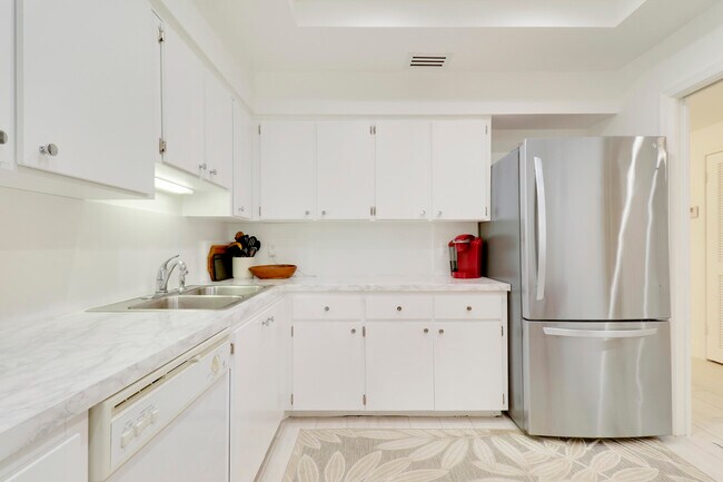 Building Photo - 275 S Beach Rd