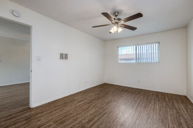 Building Photo - Lakeside Upstairs First Month FREE 1 Bd / 1 ba w/ In Unit  Laundry, Parking, + Water/Trash Included