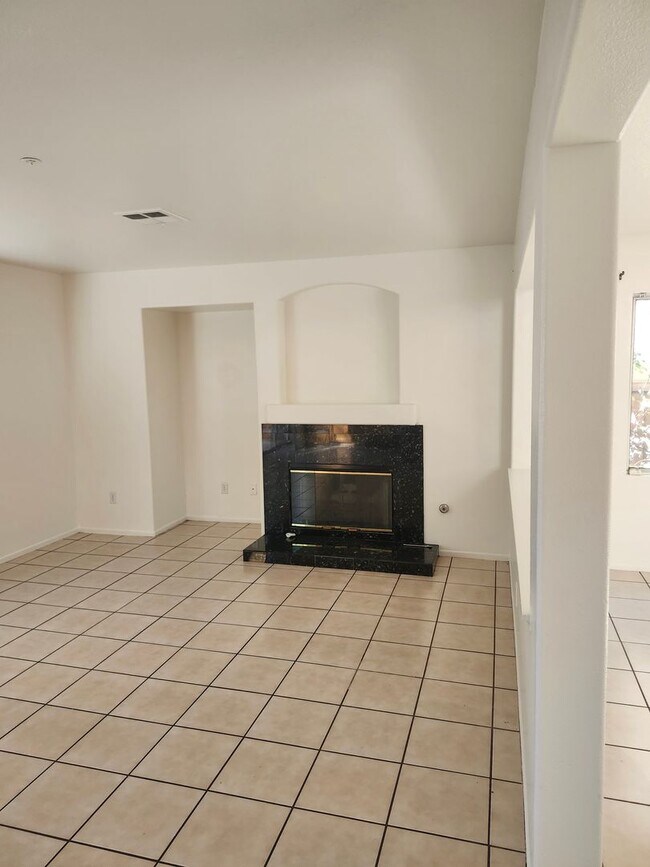 Building Photo - Spacious 4-Bedroom Home in a Prime Location