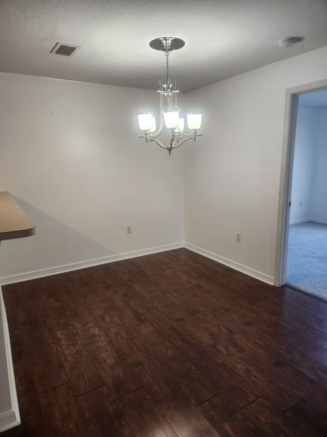 Building Photo - Location...Location..Comfortable 3 Bedroom...
