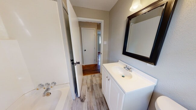 Building Photo - This 3 bed /2 bath in the Broadmoor Community is ready for you!