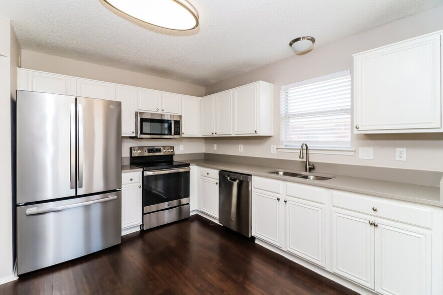 Building Photo - 2521 Nogales Dr