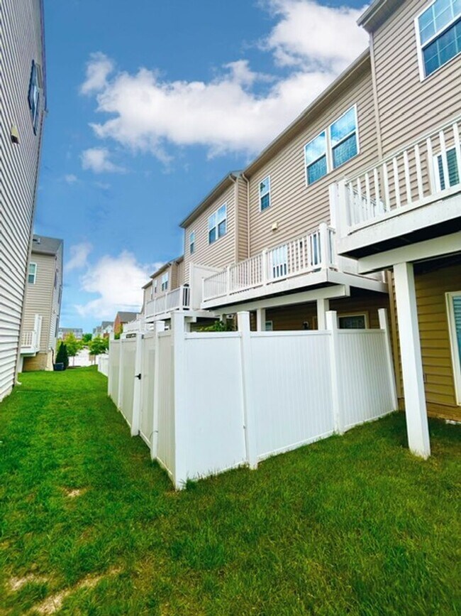 Building Photo - Welcome to the desirable Howard Square