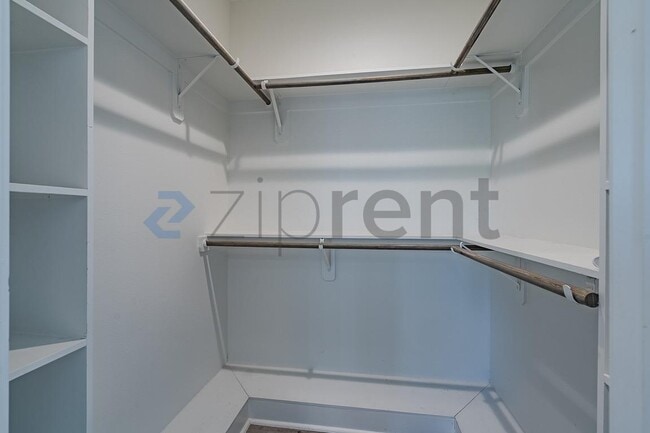 Building Photo - Unit