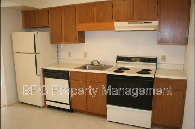 Building Photo - 605 Hamlet Ave