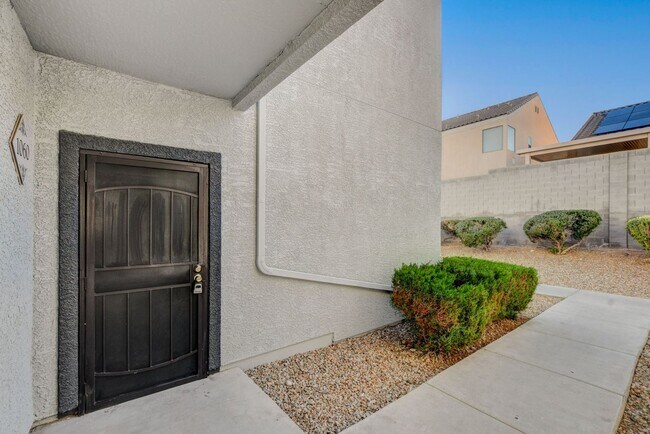 Building Photo - LOCATION! LOCATION! LOCATION! Move-in read...