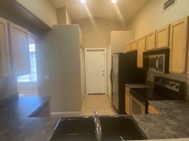 Building Photo - BEAUTIFUL SINGLE LEVEL 3 BEDROOM HOME IN PRIME GILBERT LOCATION.