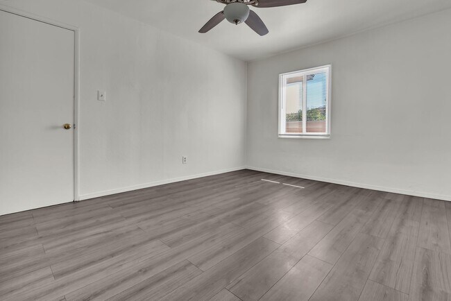 Building Photo - 1166 E 43rd Pl
