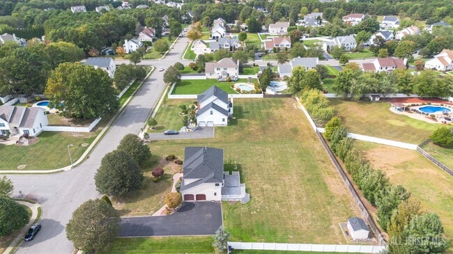 Building Photo - 27 Samantha Dr