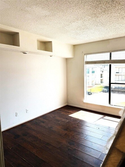 Building Photo - 2830 S Bartell Dr