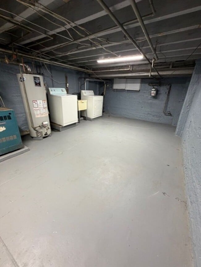 Building Photo - Spacious 3 Bedroom Grays Ferry