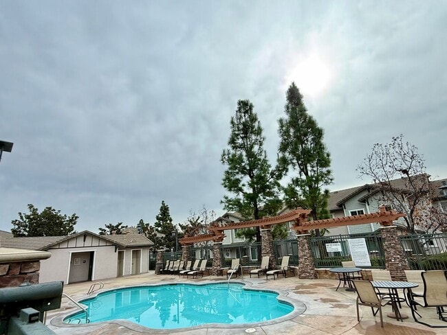 Building Photo - Highly Desirable 2 bed 3 bath condo in Rancho Cucamonga