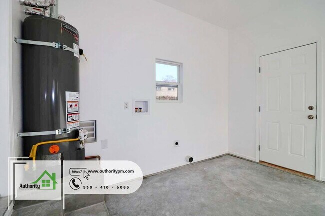 Building Photo - 2835 Reservoir Ln