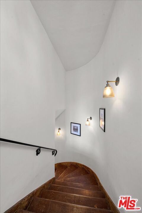 Building Photo - 3074 Lake Hollywood Dr