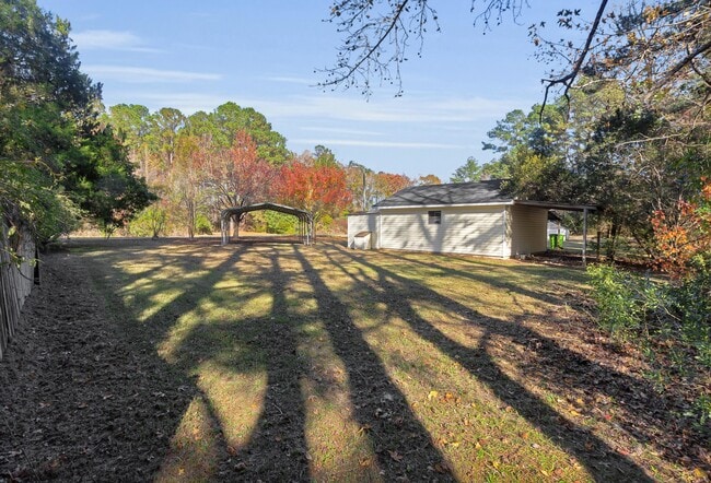 Building Photo - 220 Tree Ln