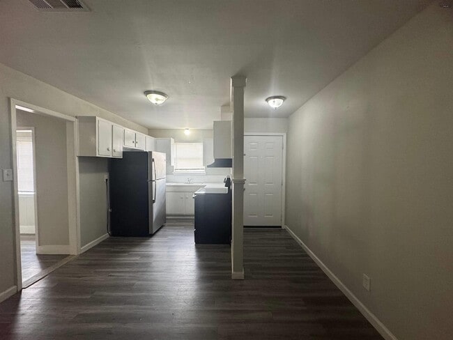 Building Photo - 204 W Garden Dr