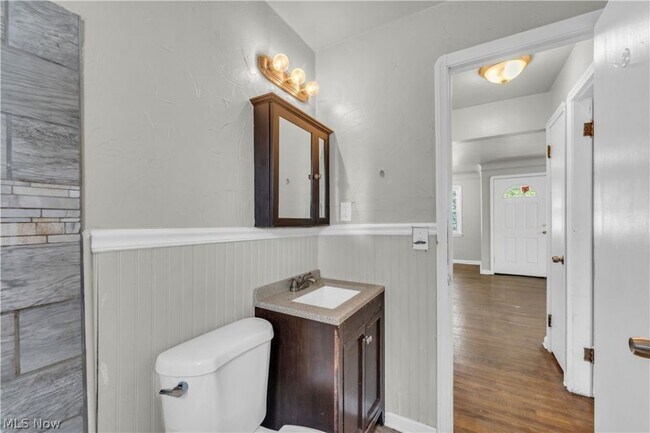 Building Photo - 15902 Maplewood Ave