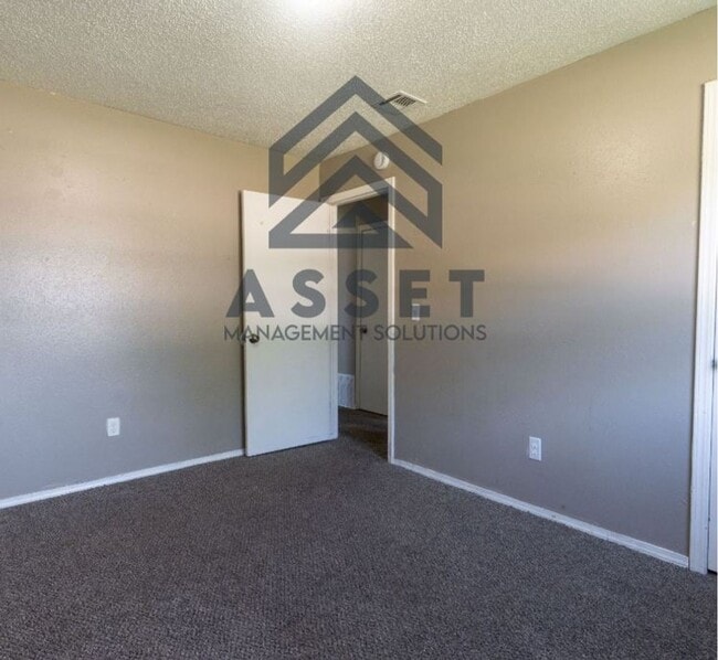 Building Photo - Cute 5 Bedroom House!