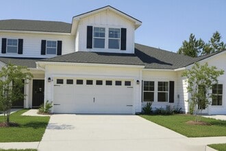 Building Photo - Beautiful 3-Bedroom Townhome in Sought-After Waterways Community