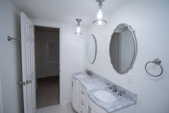 Building Photo - Renovated 5BR Home Minutes from Downtown Columbia | Two Full Kitchens + Fenced Yard ~ Available M...